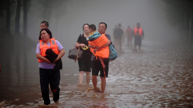 组图四：河北涿州被洪水淹没 民众逃离