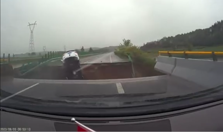 黑龍江高速橋塌兩車墜水 長春橋洞突降水泥砸車(視頻)