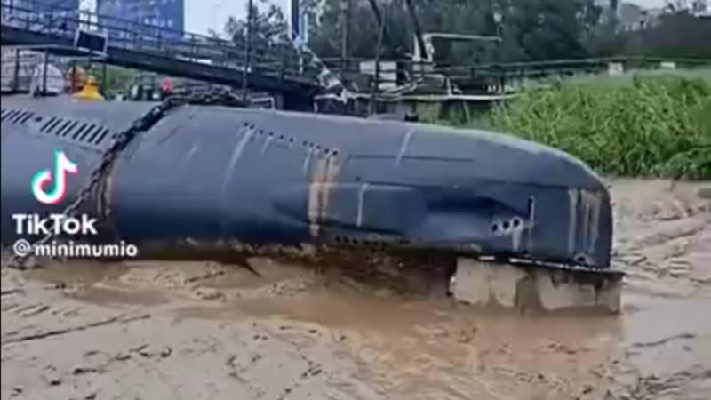 中共潜艇陷泥潭视频热传 网嘲：还以为登陆台湾了