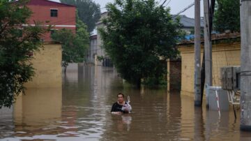 【中国新闻快报】卡努逼近 浙江近海掀20米巨浪/专家揭北京泄洪另有隐情