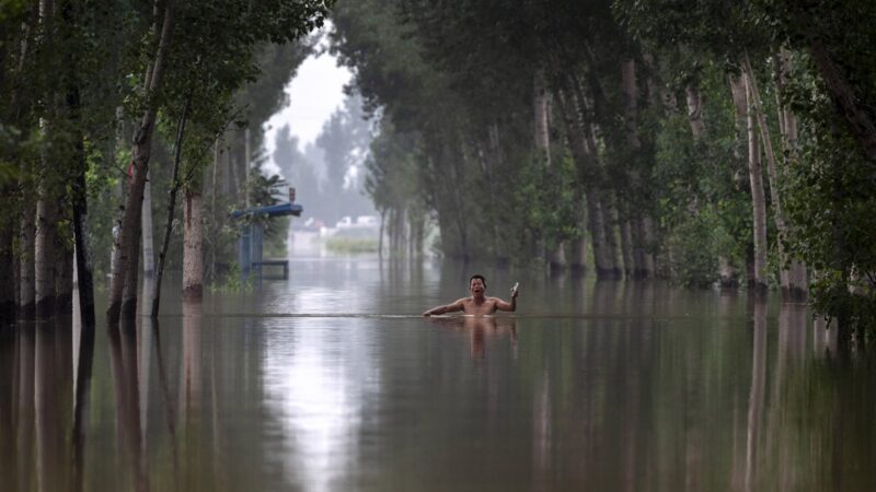 組圖五：保北京泄洪 在洪水中求救的民眾