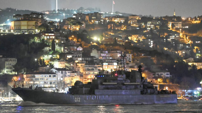 俄罗斯黑海海军基地遇袭 大型登陆舰受损