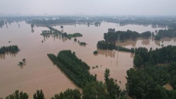 【中国新闻快报】黑龙江大洪水 房屋整栋被冲走