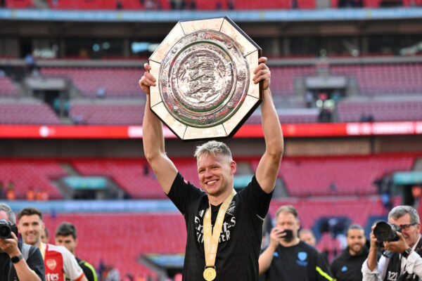 Arsenal's English goalkeeper Aaron Ramsdale poses with the trophy as Arsenal players celebrate winning the English FA Community Shield football match between Arsenal and Manchester City at Wembley Stadium, in London, August 6, 2023. Arsenal won after a 4-1 penalty shoot-out win, following the 1-1 draw in 90 minutes. (Photo by Glyn KIRK / AFP) / NOT FOR MARKETING OR ADVERTISING USE / RESTRICTED TO EDITORIAL USE 
