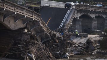 组图六：洪水过后 河北涿州满地垃圾、动物尸体