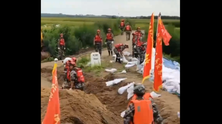 軍人擺拍抗洪被戳破 民眾：啥都能造假（視頻）