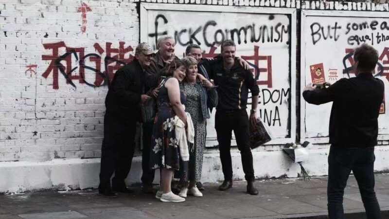 小粉红伦敦涂鸦引反击 涂鸦墙变反共胜地（视频）