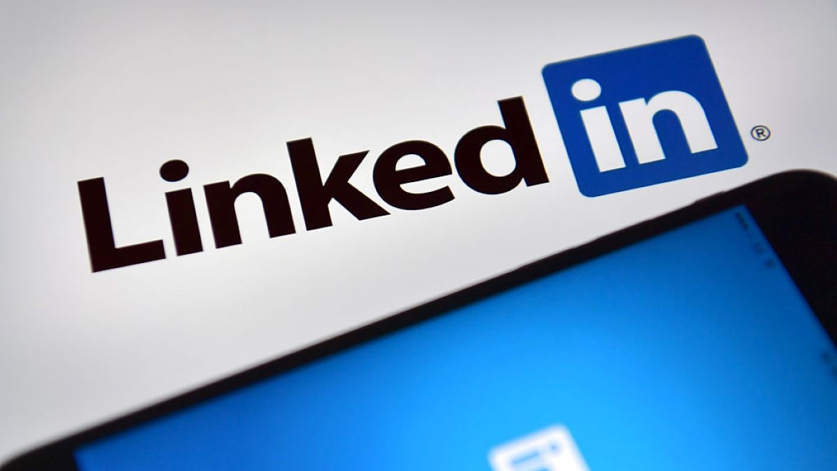 資料圖,iPhone 和電腦屏幕上顯示的 LinkedIn 徽標。(Carl Court/Getty Images)