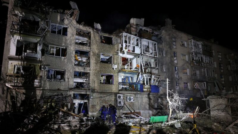 弹袭乌东公寓酿7死 俄称目标是乌武装部队指挥所