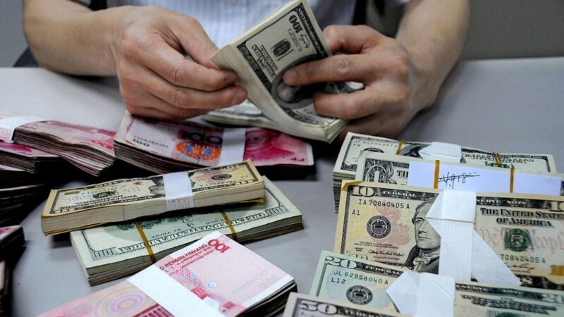 中共银行急抛美元 难阻人民币贬值