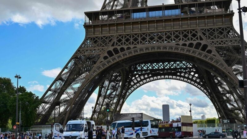 接炸彈威脅 巴黎艾菲爾鐵塔緊急疏散遊客關閉