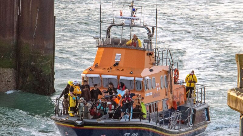 横渡英吉利海峡 法国外海难民船翻覆至少6死