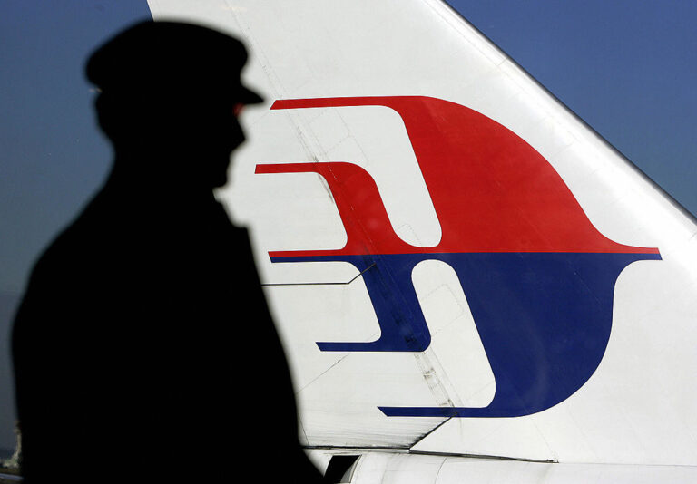 艙內揚言炸飛機 客機折返悉尼機場 鬧事男遭警帶走(視頻)