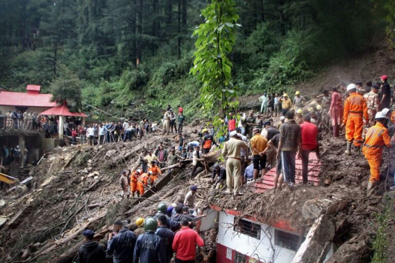 連日暴雨 印度喜馬拉雅山土石流近50人罹難
