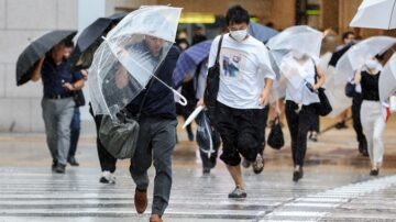 “台风兰”登陆日本 24万人接到撤离警告