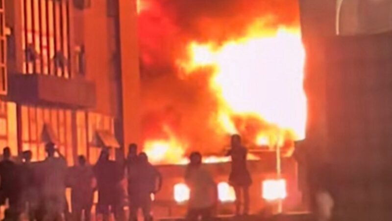 江苏疑似一家工厂起火 大火烧红半边天空（视频）