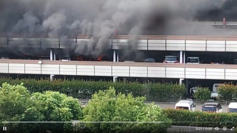 日本立體停車場火災 延燒逾百輛車