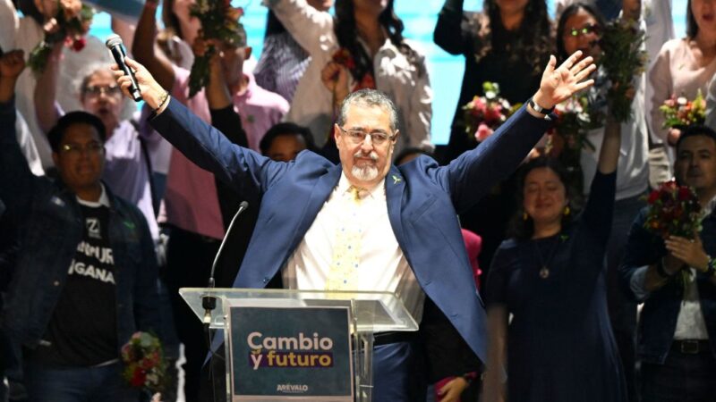 危地馬拉第2輪總統決選 阿雷巴洛爆冷勝出