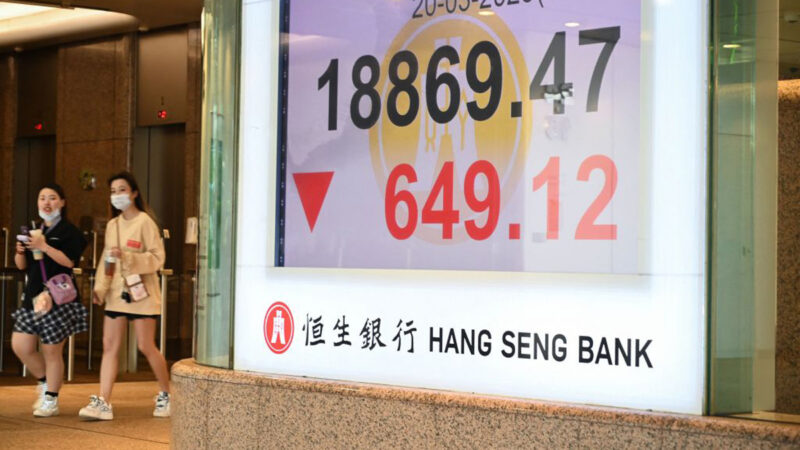 人民币贬值 内地居民涌向香港银行避险