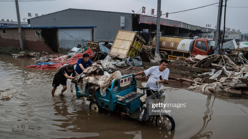 中国多地灾区积水未退 臭气冲天