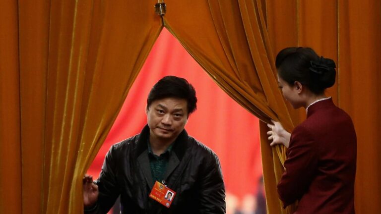 前央視名嘴崔永元擺攤賣字畫 憔悴模樣曝光