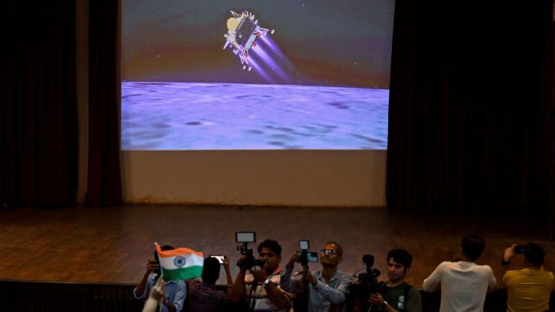 创造历史 印度成首个登陆月球南极的国家