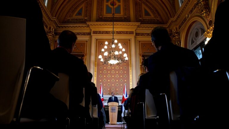 英媒大起底 中共間諜用領英引誘數千官員