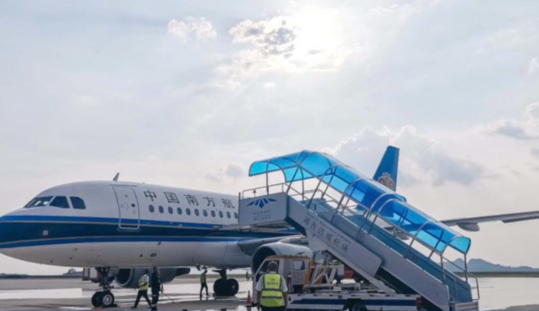 南航乘務員從4米高機艙跌落 送醫搶救