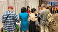 新唐人健康展“干净世界”摊位人潮涌动
