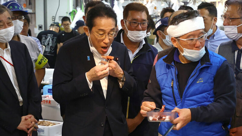 日本首相視察魚市品嚐海鮮 誓言幫助漁業