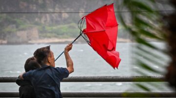 组图：台风苏拉袭击香港 场面恐怖