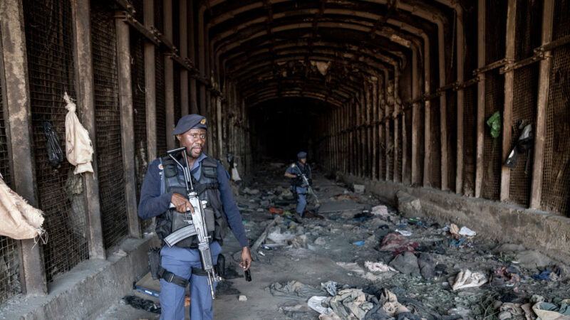 南非运钞车抢劫案 警方击毙18人