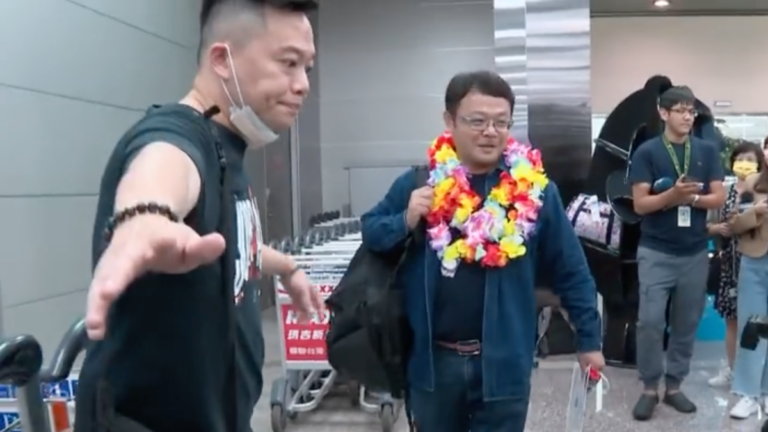 遭中共扣台諜罪李孟居今返台 激動親吻國土