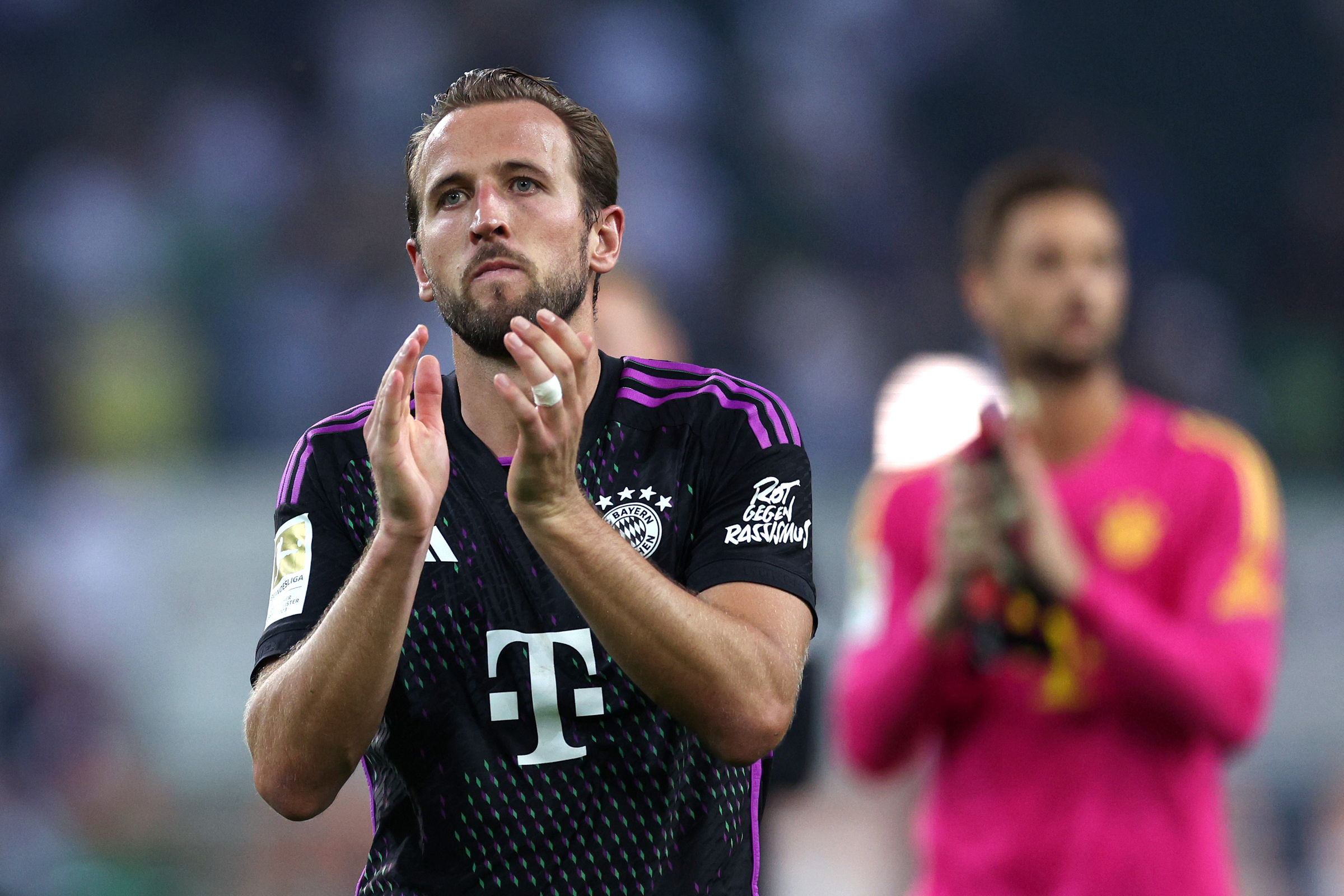 MOENCHENGLADBACH, GERMANY - SEPTEMBER 02: Harry Kane of Bayern Munich applauds the fans following the team's victory during the Bundesliga match between Borussia M枚nchengladbach and FC Bayern M眉nchen at Borussia Park Stadium on September 02, 2023 in Moenchengladbach, Germany. 