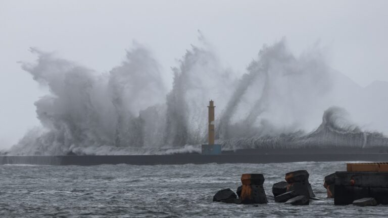 颱風「海葵」登陸台灣 航班取消數千人疏散