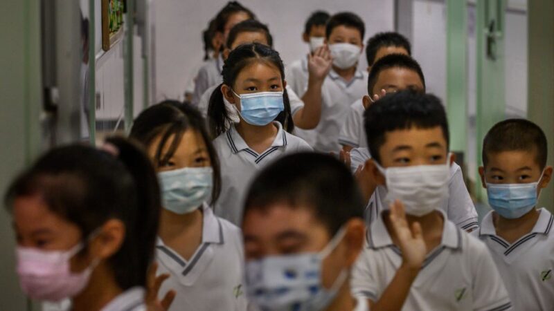 云南一高中数十人食物中毒送医 学校没收学生手机