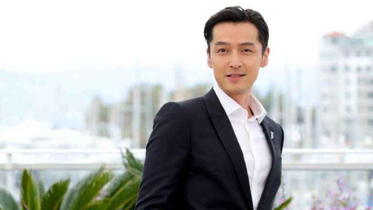 胡歌悲觀發文後帥氣現身 露出燦爛微笑