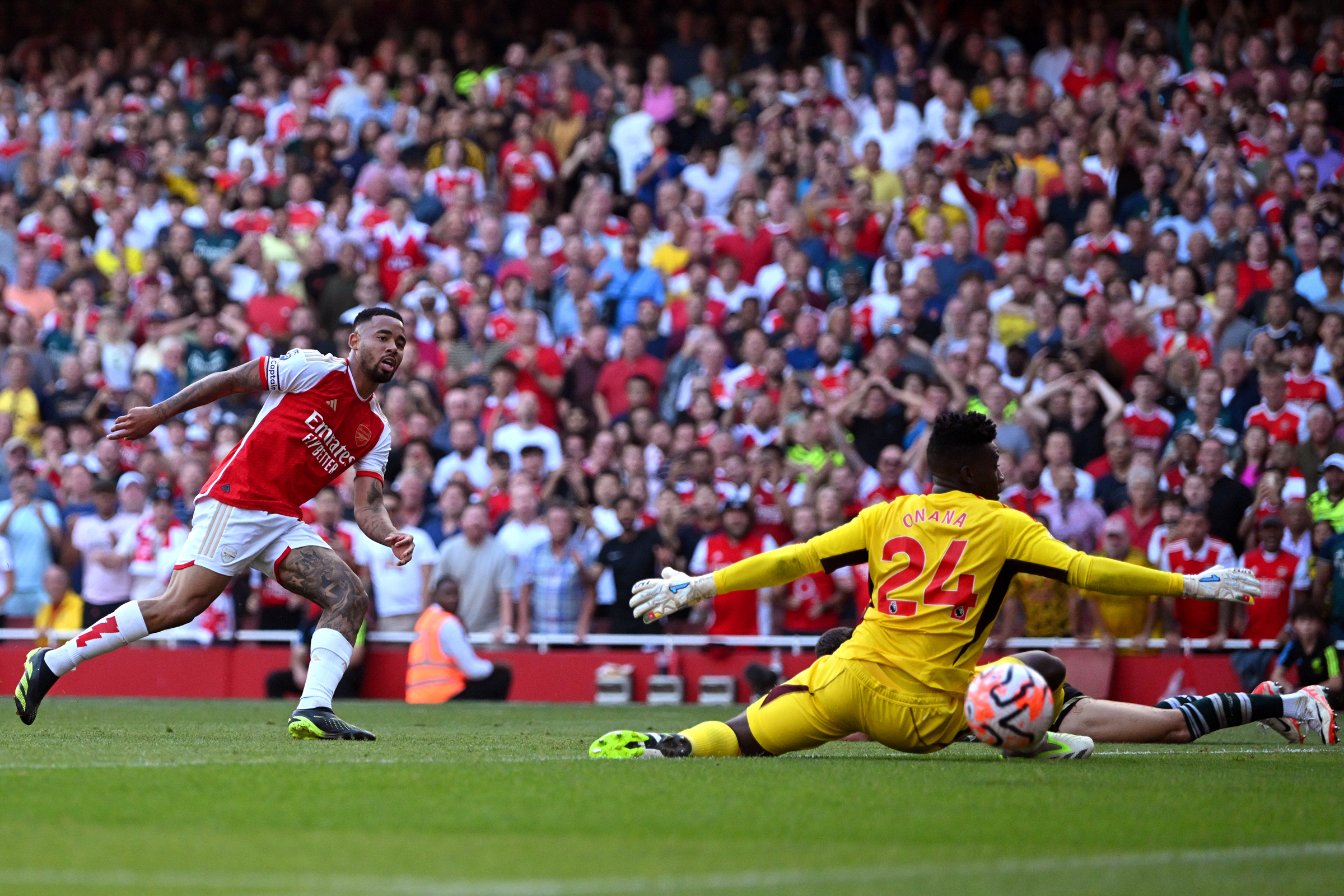 LONDON, ENGLAND - SEPTEMBER 03: Gabriel Jesus of Arsenal scores the team's third goal past Andre Onana of Manchester United during the Premier League match between Arsenal FC and Manchester United at Emirates Stadium on September 03, 2023 in London, England. 