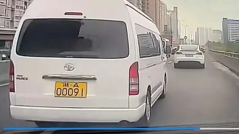 杭州特斯拉不准上高架 傳因高官車隊被超車（視頻）