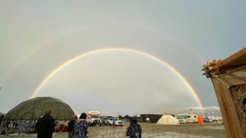 受困泥泞营地多日 数万人撤离内华达州“火人祭”营地