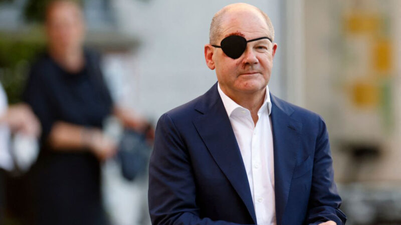 德总理跑步摔伤后戴眼罩 引发“海盗”热潮