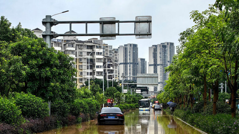 福州暴雨 車輛泡水 民眾指預警滯後