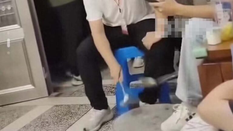 揚州逼拆新招：官員們坐院內敲盆20小時（視頻）