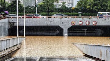 【中国新闻快报】台风暴雨袭福州 当局泄洪 城区被淹