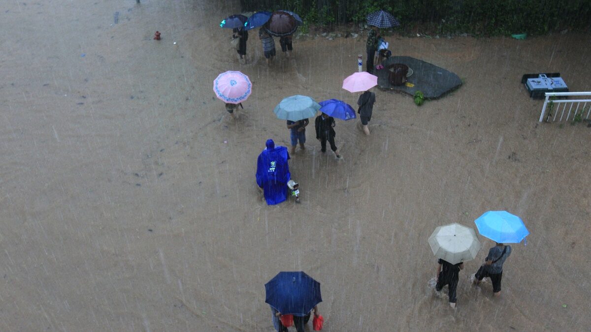 【禁闻】深圳暴雨致内涝 路上车辆泡水拥堵
