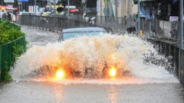 组图：深圳泄洪殃及香港 两地同时爆发洪灾