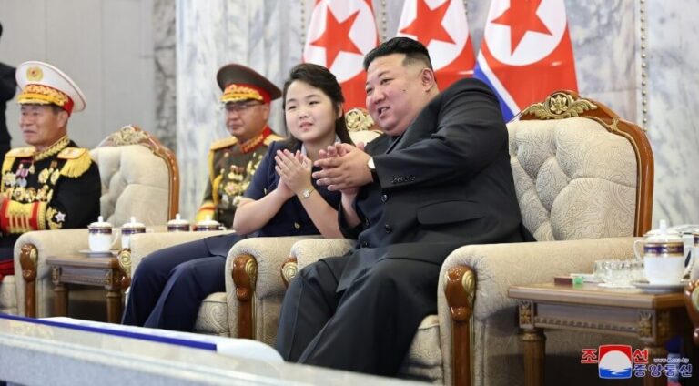 金正恩之女金朱愛出席閱兵式 接班勢頭更明顯