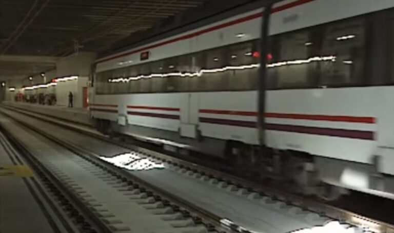 西班牙通勤列車撞上闖平交道民眾 釀4死3傷