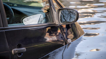 開車遇淹水如何自救？沒「破窗器」也能逃生