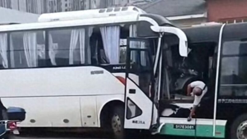 武汉公交车与大巴迎面相撞 多人伤亡（视频）